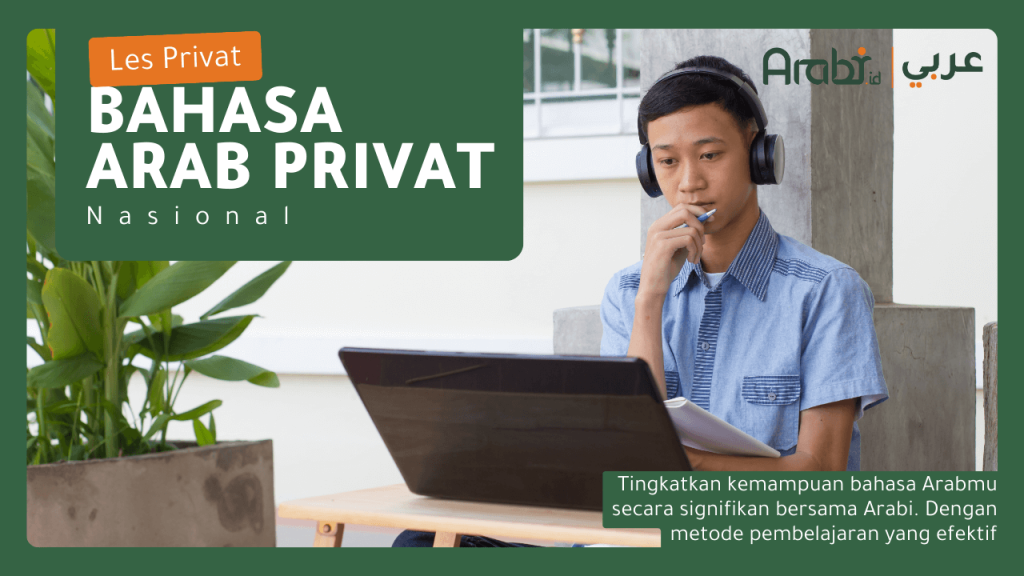 seorang remaja belajar secara online di kursus bahasa arab Indonesia privat dari Arabi