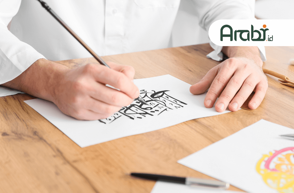 Seorang pria menulis kaligrafi saat belajar di kursus kaligrafi Indonesia dari Arabi